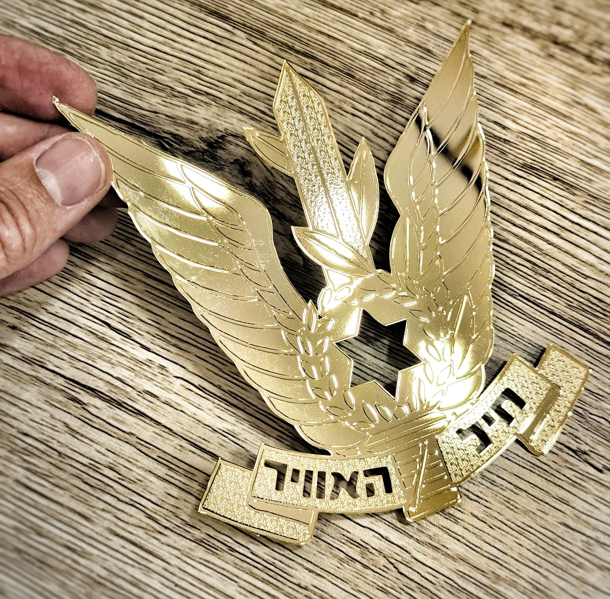 מודל בעיצוב אישי בשילוב זהב