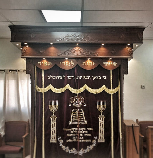 אותיות מתכת מעוצבות בשילוב ציפוי זהב לארון קודש