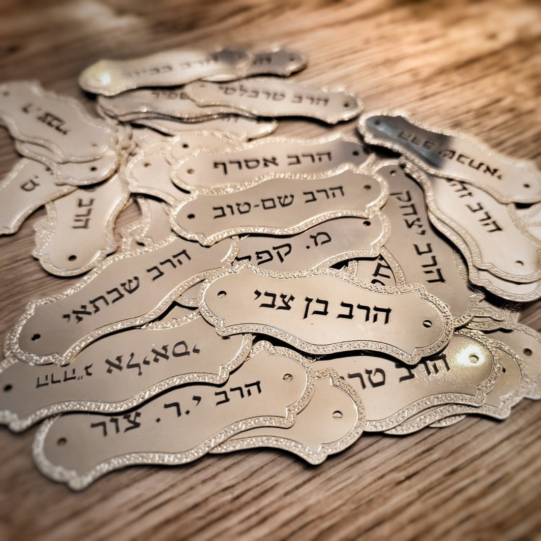חריטת שמות על מתכת לכסאות בית כנסת בשילוב ציפוי זהב