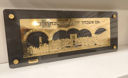 איך לשלב מוטיבים של בית המקדש בשלטים ותמונות לבית ולבית כנסת - עיצוב יוקרתי בזהב ומתכת