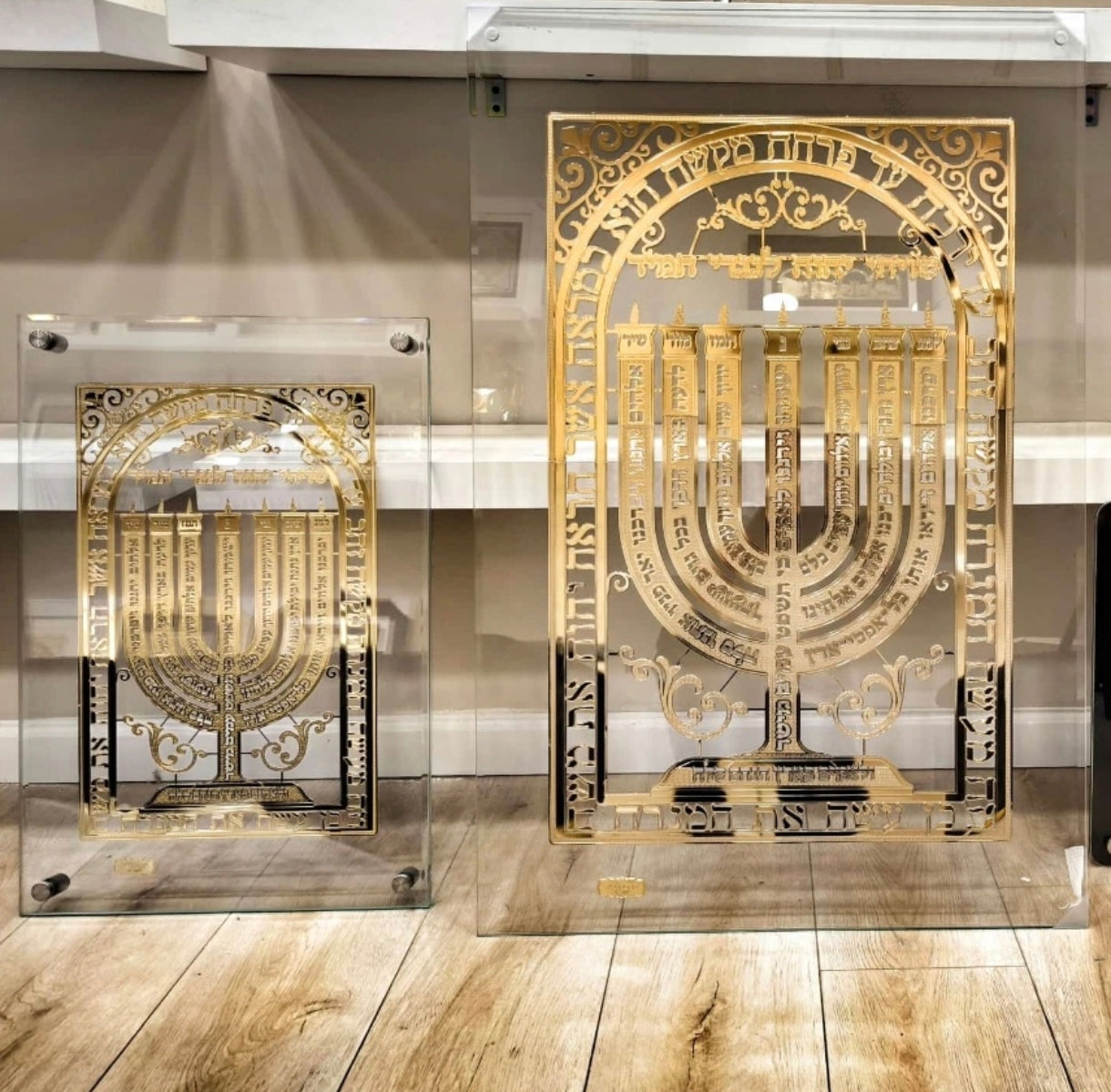שלטים לבית כנסת בעיצוב יחודי בשילוב ציפוי זהב