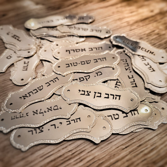טס שמות לבית כנסת, חריטת שמות לכסאות