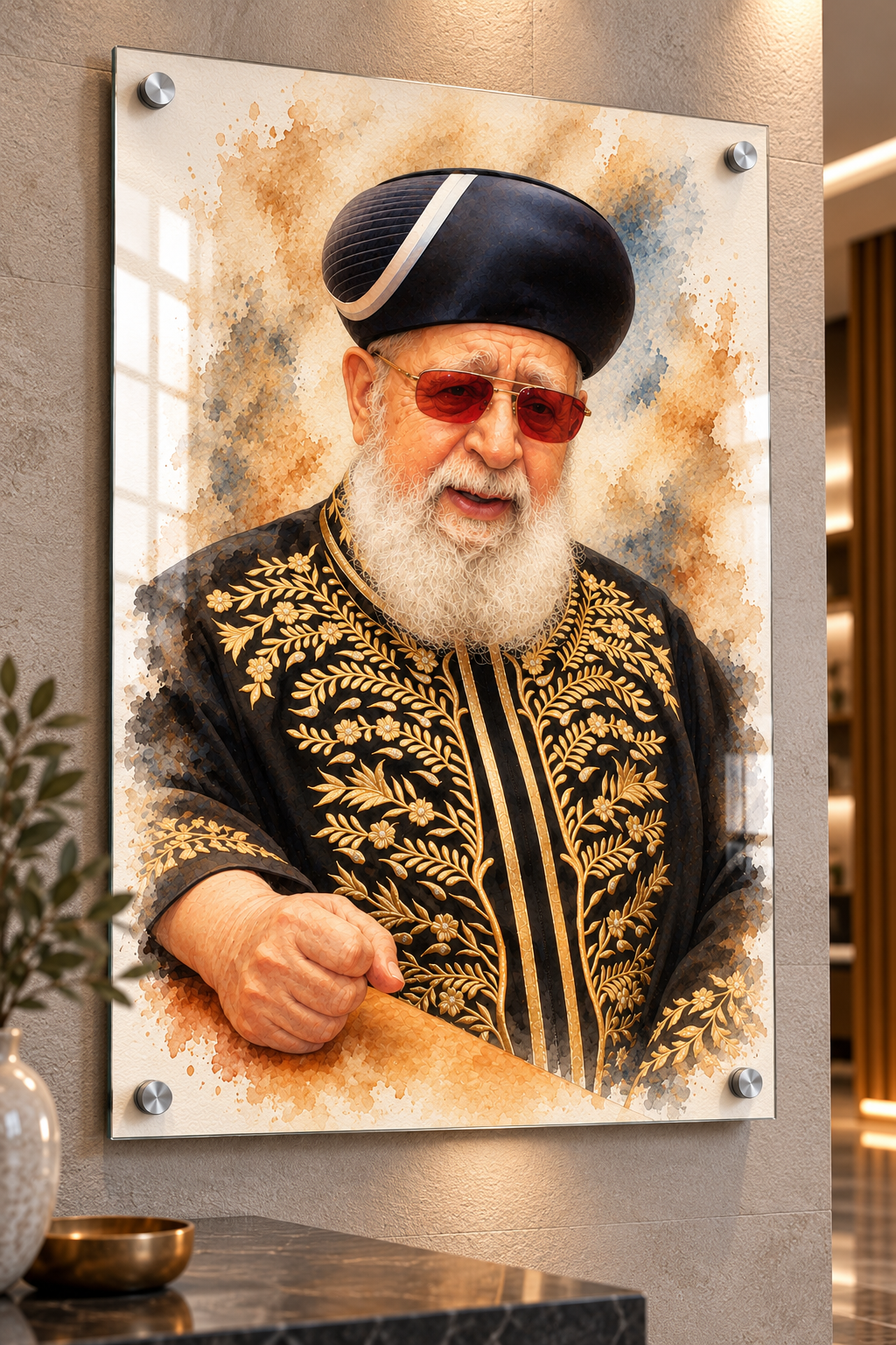 תמונת הרב עובדיה יוסף בעיצוב אמנותי על זכוכית עם ארבעה ספייסרים כסופים, גלימה שחורה מעוטרת בזהב ומשקפיים אדומים
