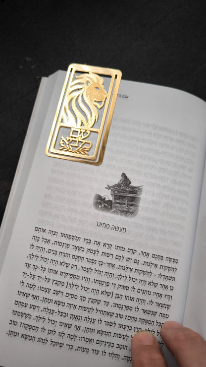 סימנייה בגוון זהב בעיצוב עם כלביא, מוצגת על ספר (3)