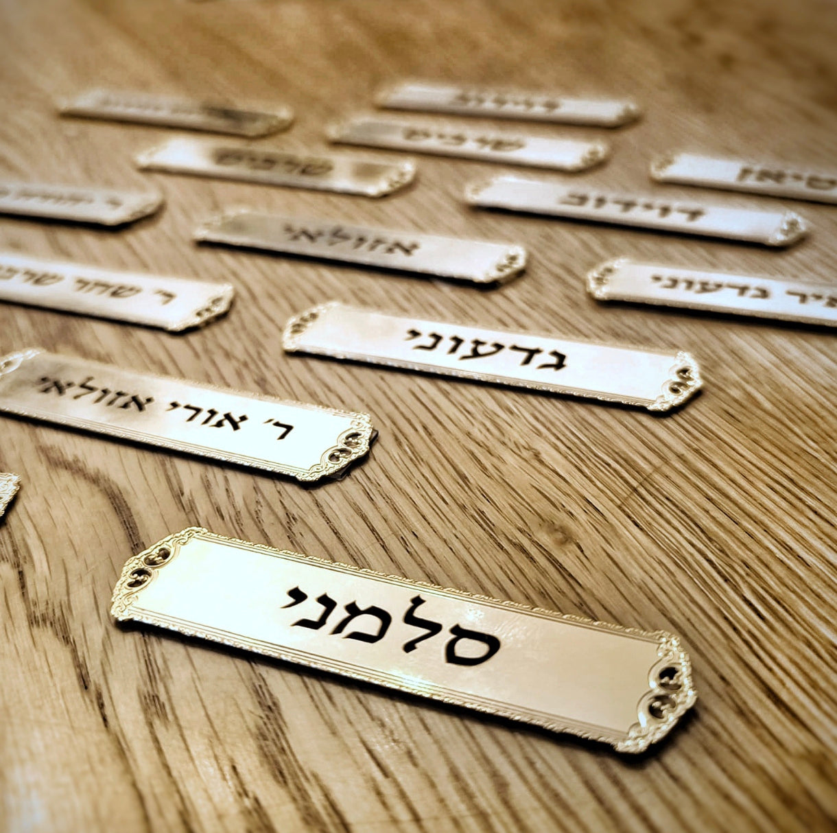 תגי שם לכסאות בית כנסת ציפוי זהב