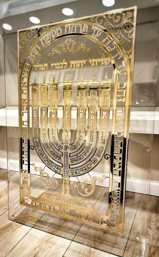 שלט למנצח צורת המנורה בזהב