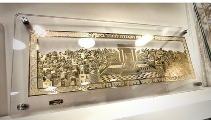 תמונה בית מקדש ותחזינה עיננו בעיצוב מפואר בשילוב זהב