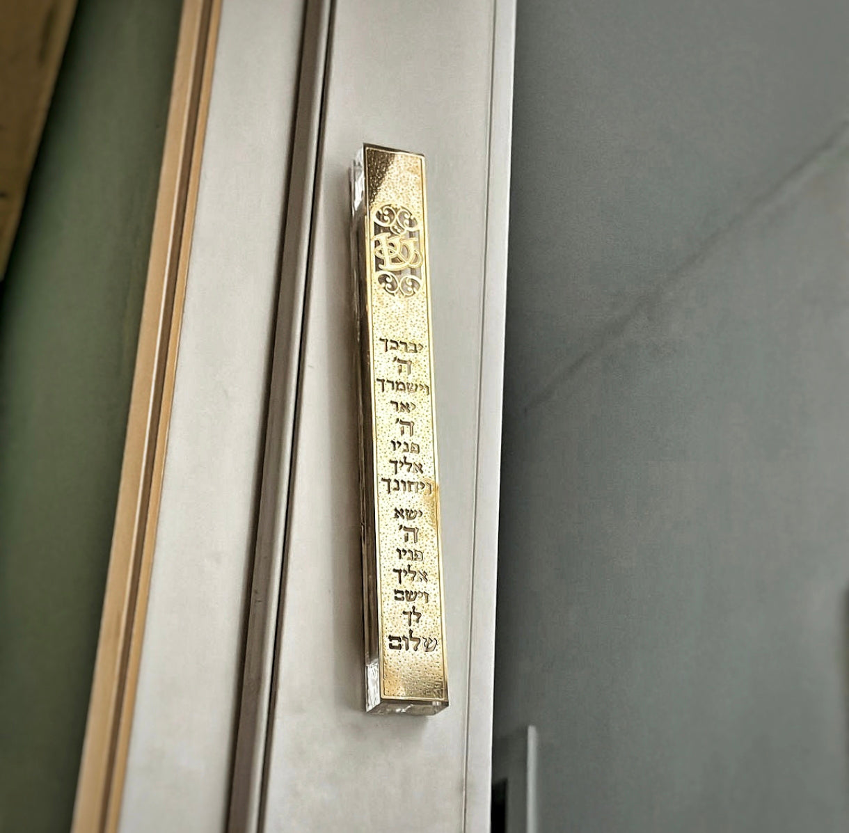 בית מזוזה יוקרתי "ברכת כהנים" – שילוב מושלם של מסורת, אומנות ויופי מודרני