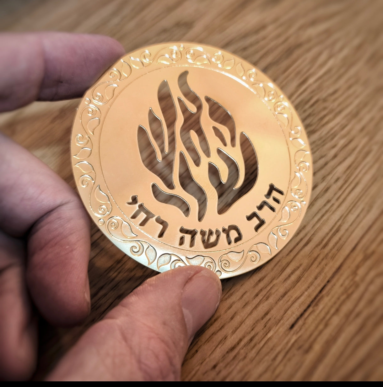 תגי שם ציפוי זהב לכסאות בית כנסת